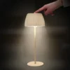 Lámpara de mesa LED recargable Brilo unplugged Riffle, 36 cm, beige