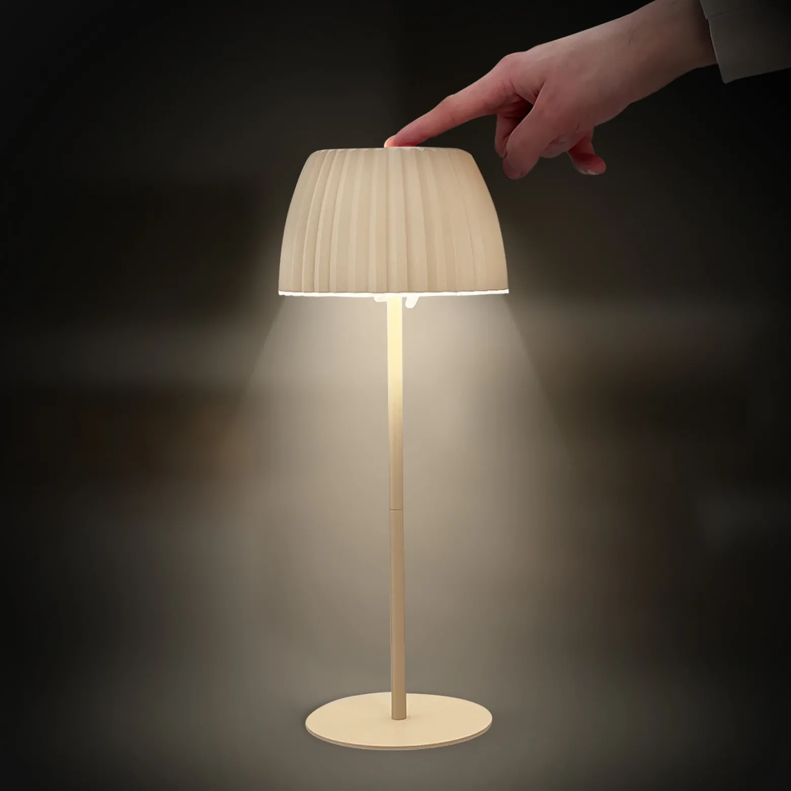 Lámpara de mesa LED recargable Brilo unplugged Riffle, 36 cm, beige