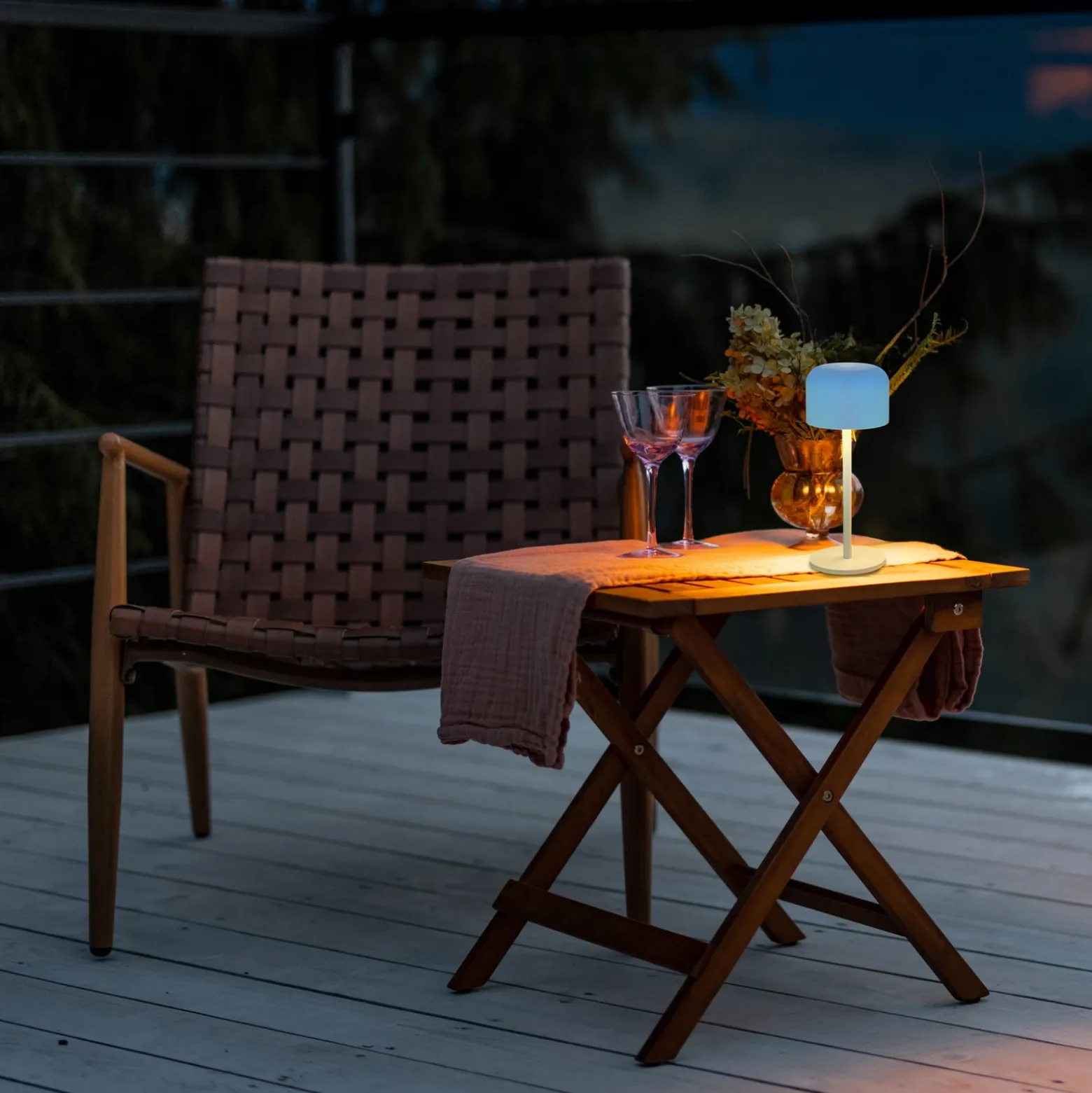 Lámpara de mesa LED recargable Finley, color beige arena, altura 22 cm, metal,