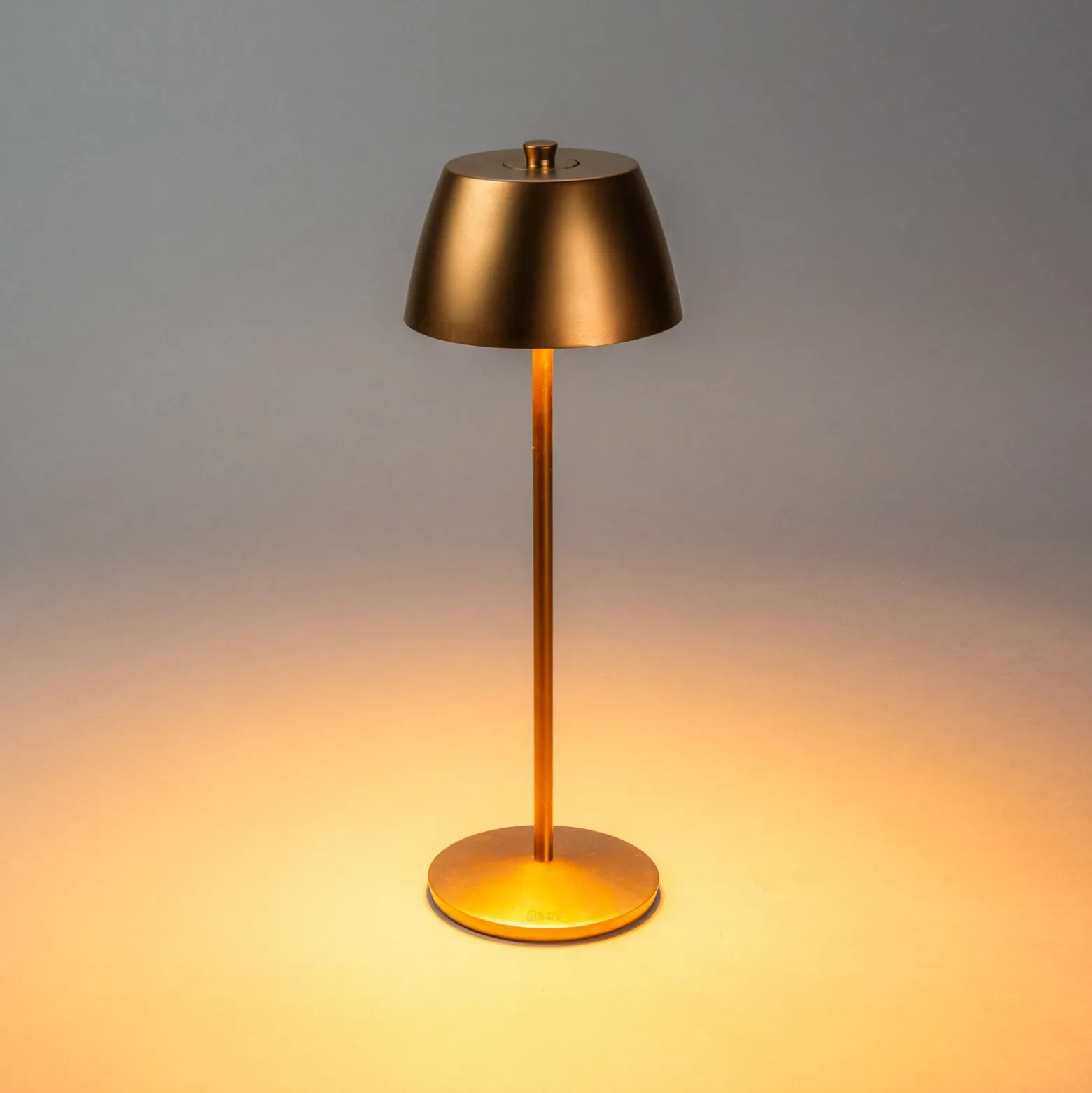 Lámpara de mesa LED recargable Eze, cobre mate, 32 cm, IP54, USB