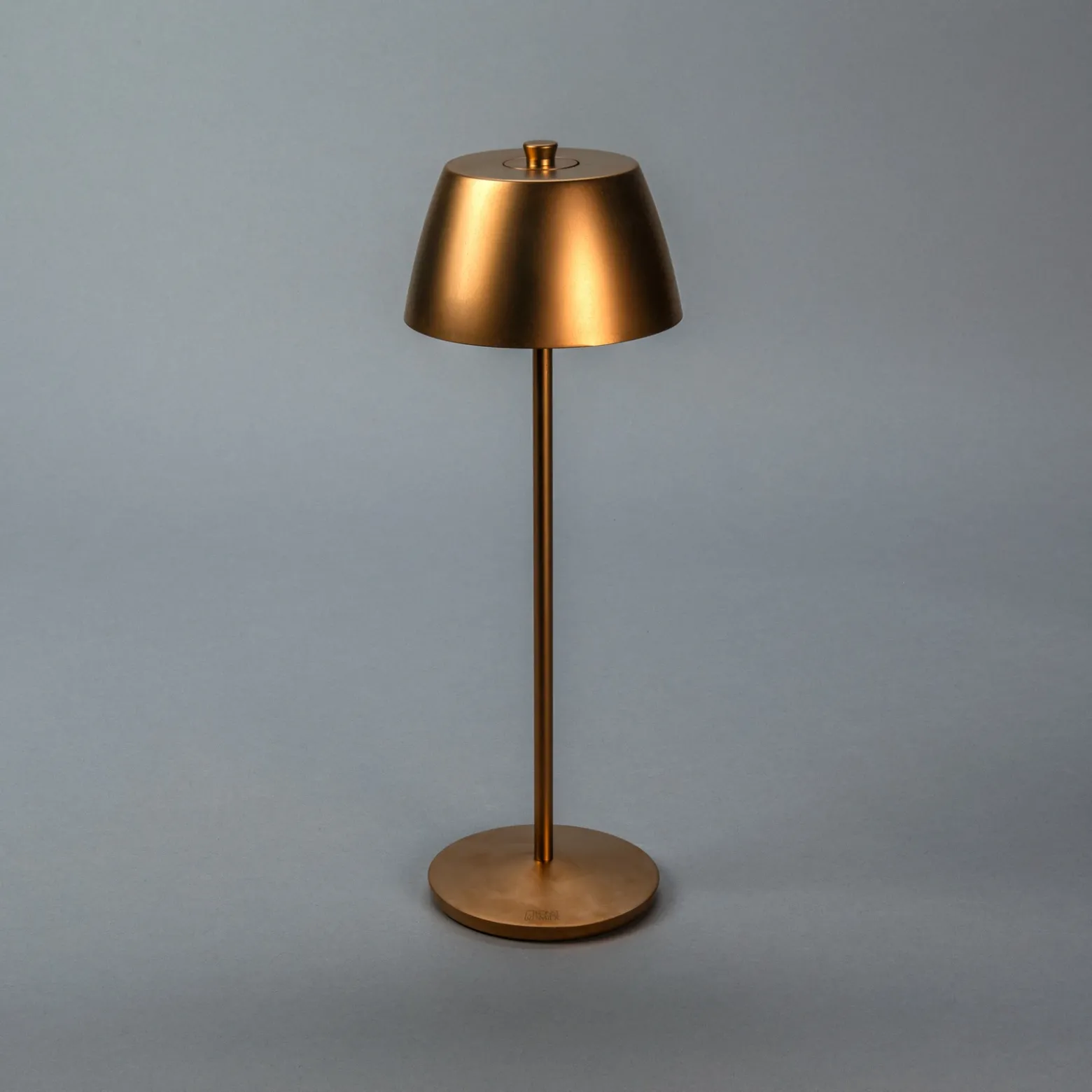 Lámpara de mesa LED recargable Eze, cobre mate, 32 cm, IP54, USB