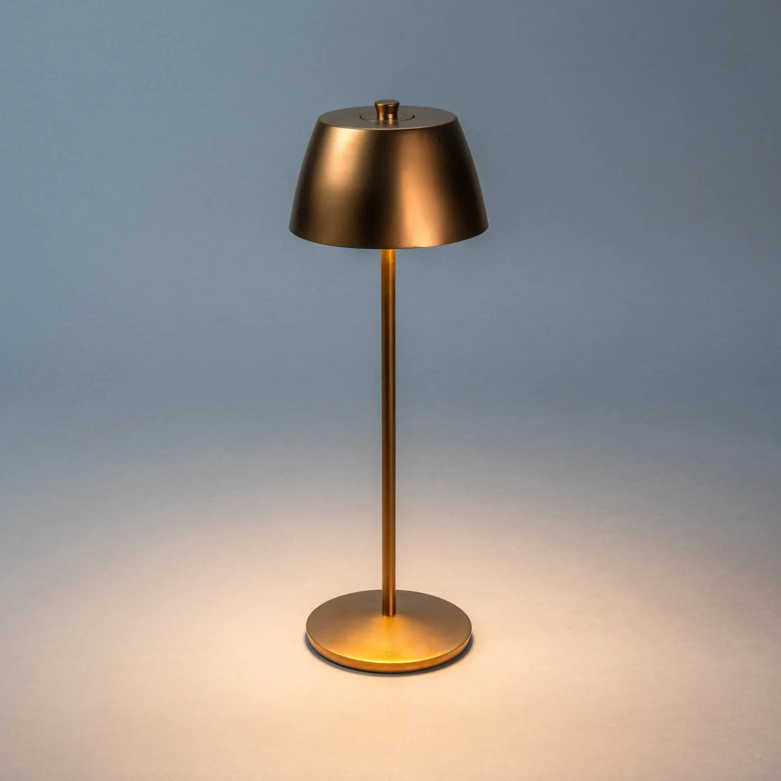 Lámpara de mesa LED recargable Eze, cobre mate, 32 cm, IP54, USB
