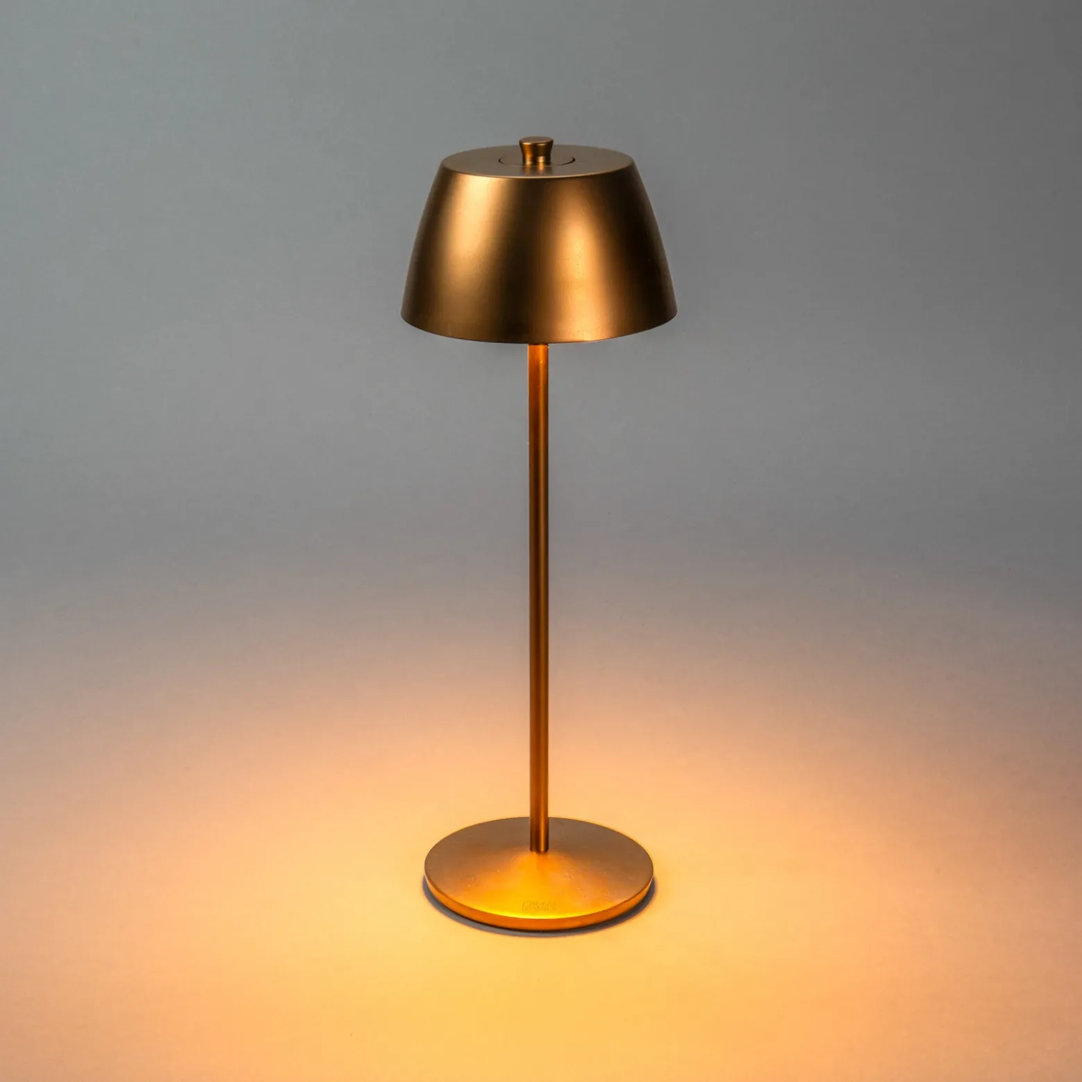 Lámpara de mesa LED recargable Eze, cobre mate, 32 cm, IP54, USB