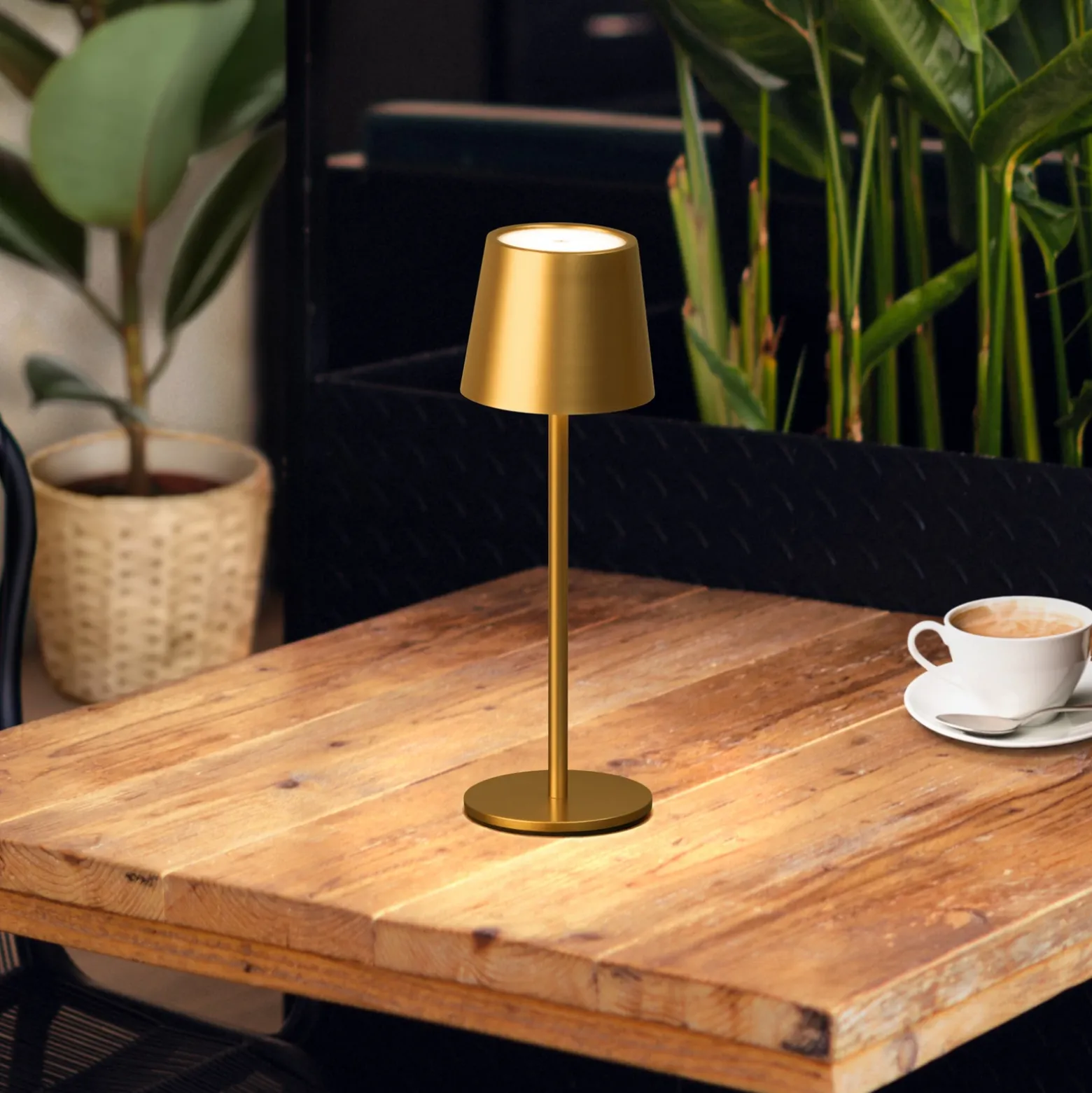 Lámpara de mesa LED recargable Roxi, dorada, metal, IP54, atenuador