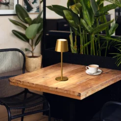 Lámpara de mesa LED recargable Roxi, dorada, metal, IP54, atenuador