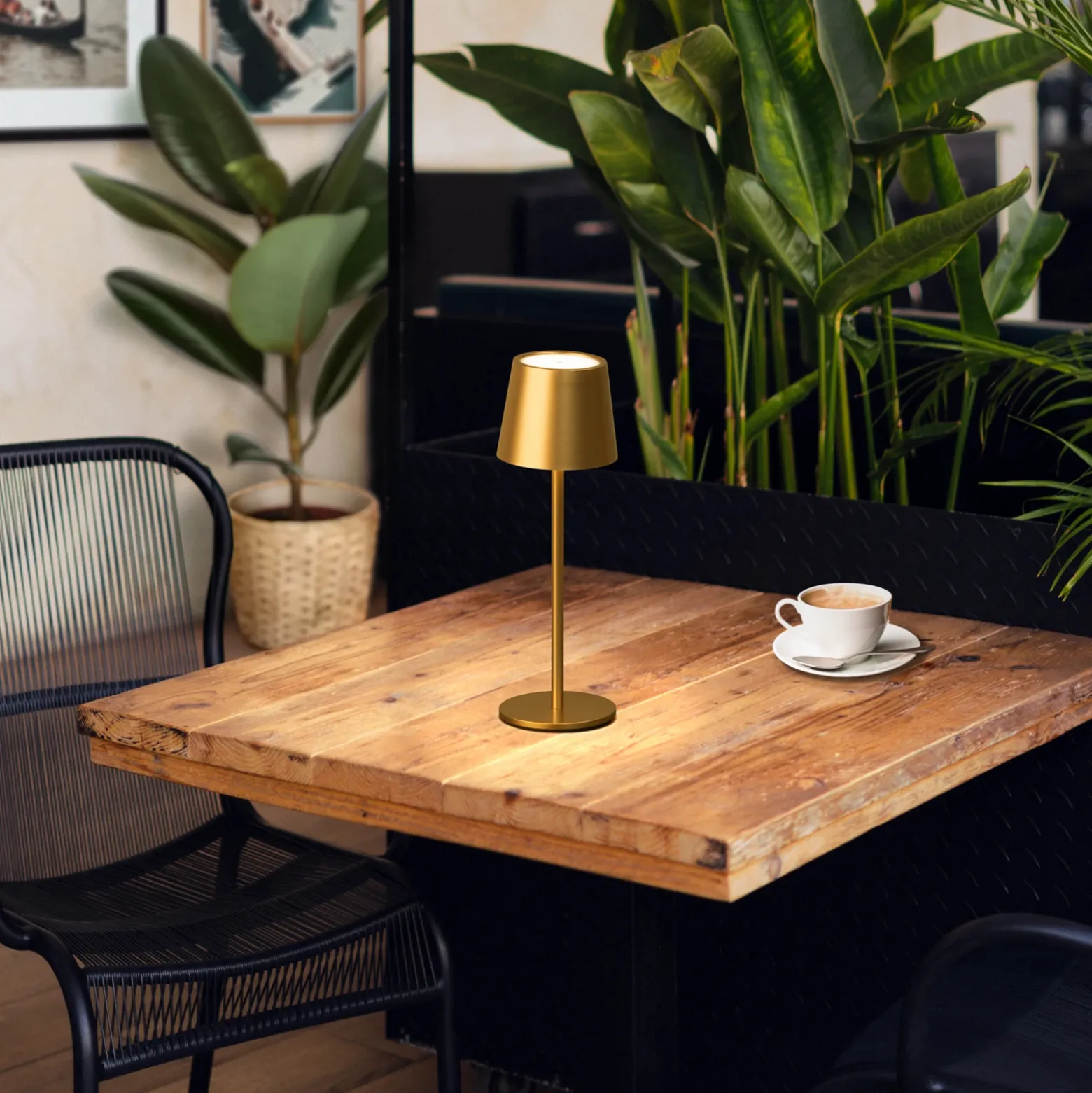 Lámpara de mesa LED recargable Roxi, dorada, metal, IP54, atenuador