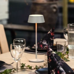 Lámpara de mesa LED recargable Menton, gris, altura 27 cm, IP54, USB