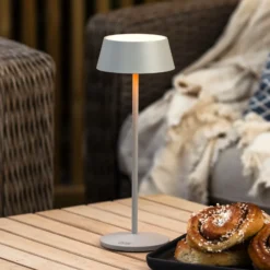 Lámpara de mesa LED recargable Menton, gris, altura 27 cm, IP54, USB