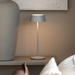 Lámpara de mesa LED recargable Menton, gris, altura 27 cm, IP54, USB