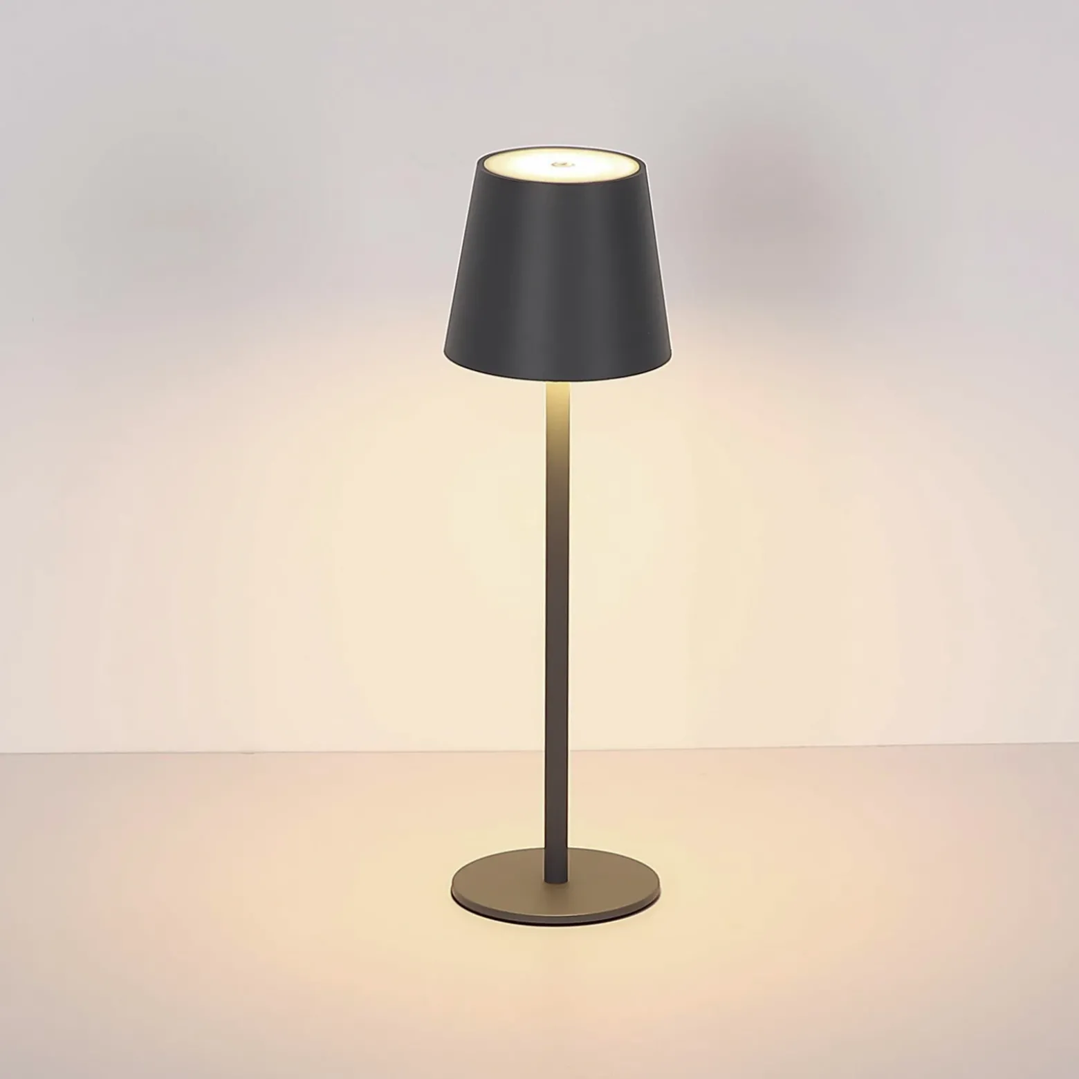 Lámpara de mesa LED recargable Vannie, negra, altura 36 cm, IP44