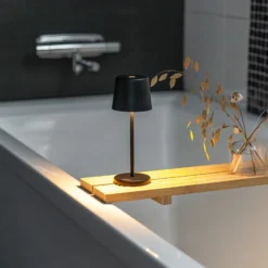 Lámpara de mesa LED recargable Vence, altura 22 cm, negro, IP54, USB