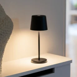 Lámpara de mesa LED recargable Vence, altura 22 cm, negro, IP54, USB