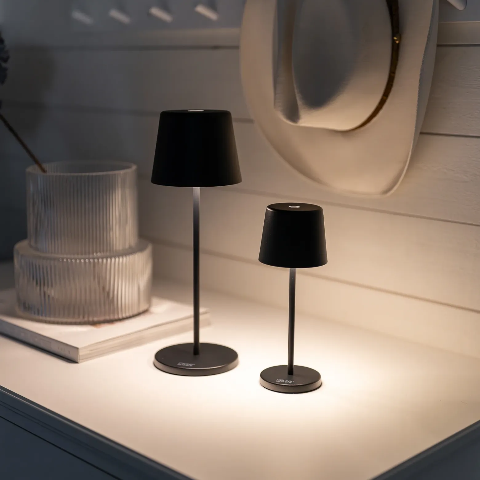 Lámpara de mesa LED recargable Vence, altura 22 cm, negro, IP54, USB