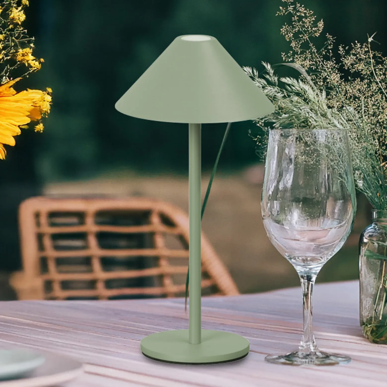 Lámpara de mesa LED recargable Prato, verde salvia, altura 25 cm, metal, IP54