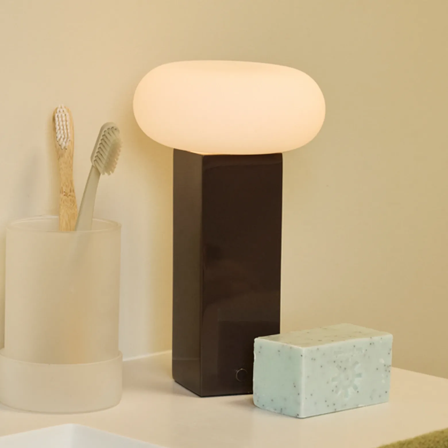 Lámpara de mesa LED recargable LOW, marrón, altura 20 cm, metal, atenuador de