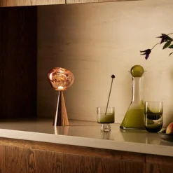 Lámpara de mesa LED recargable Melt de Tom Dixon, color cobre, altura 29 cm