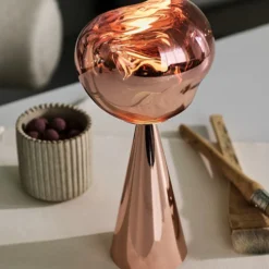 Lámpara de mesa LED recargable Melt de Tom Dixon, color cobre, altura 29 cm