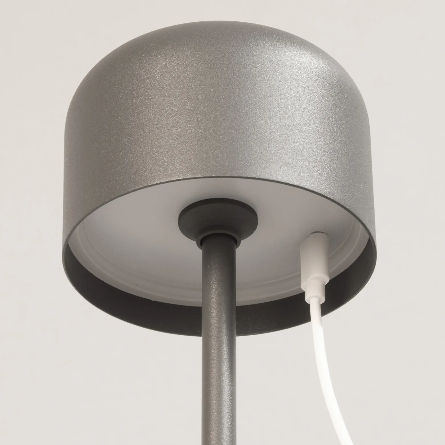 Lámpara de mesa LED recargable Finley, gris arena Altura 22 cm Metal, IP54