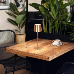 Lámpara de mesa LED recargable Roxi, color cobre, metal, IP54, atenuador