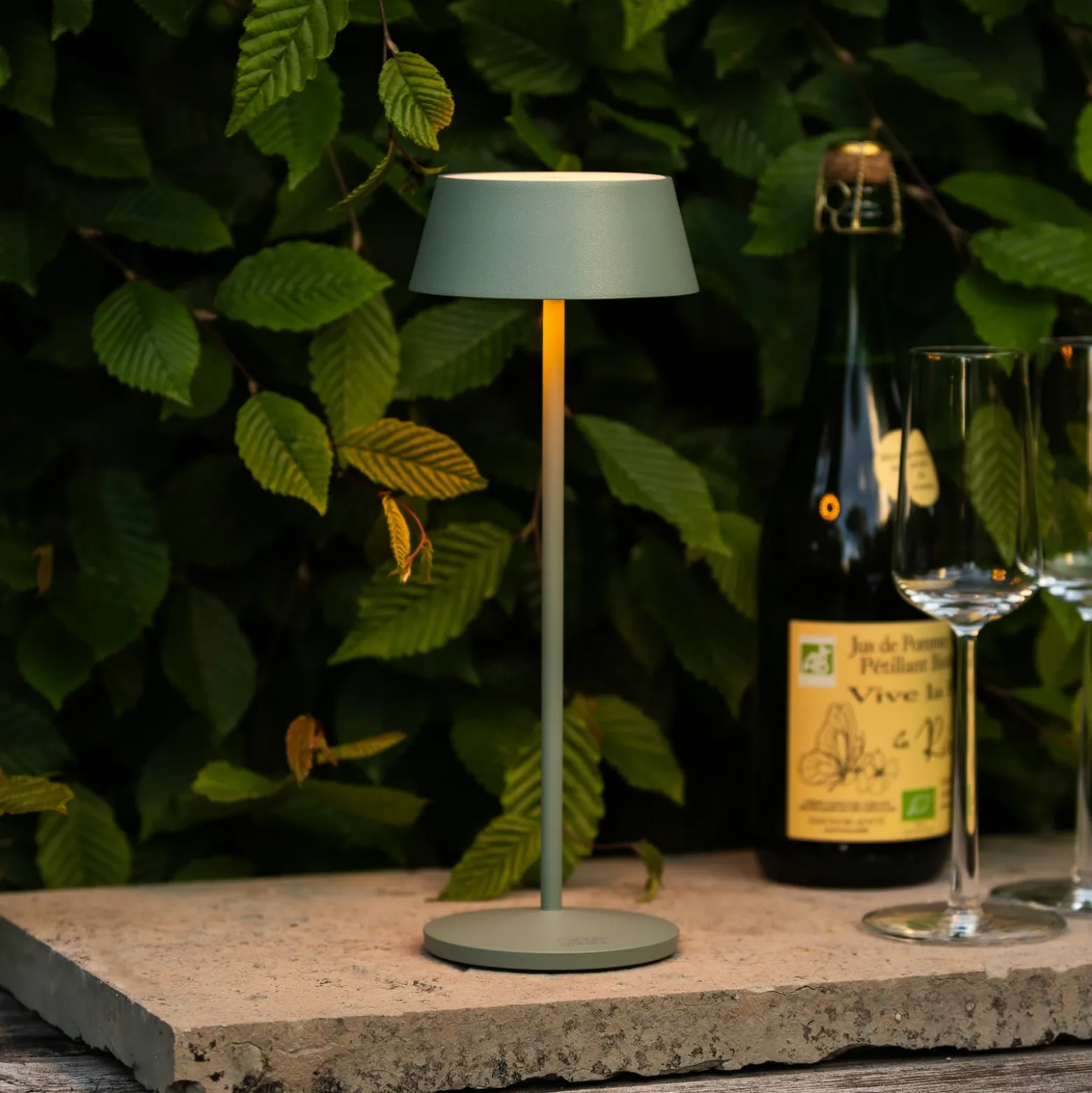 Lámpara de mesa LED recargable Menton, verde, altura 27 cm, IP54, USB