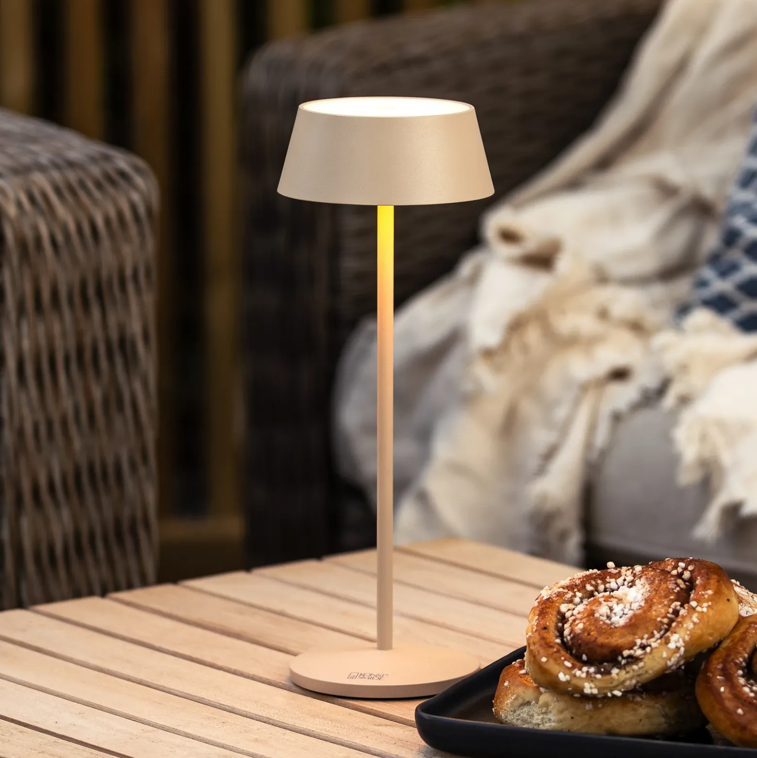 Lámpara de mesa LED recargable Menton, color arena, altura 27 cm, IP54, USB