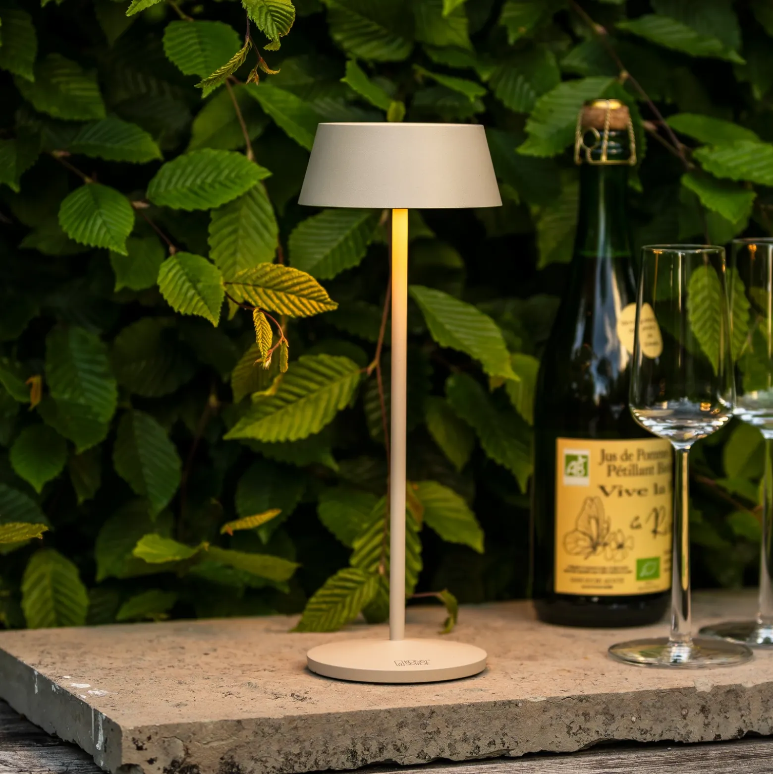 Lámpara de mesa LED recargable Menton, color arena, altura 27 cm, IP54, USB