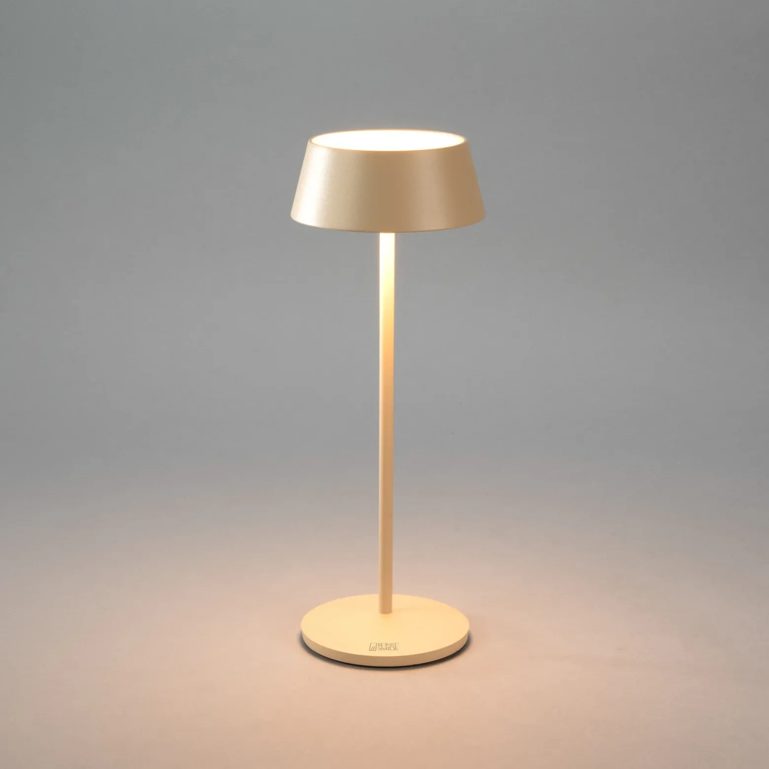 Lámpara de mesa LED recargable Menton, color arena, altura 27 cm, IP54, USB