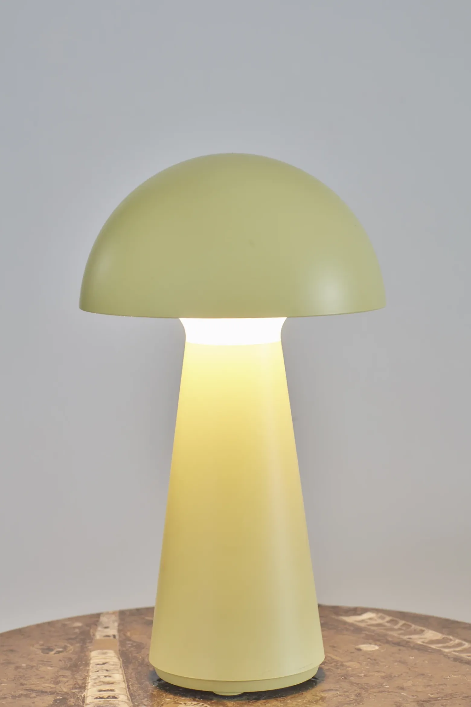 Lámpara de mesa LED recargable Sam, amarilla, plástico, 28 cm de altura, IP54