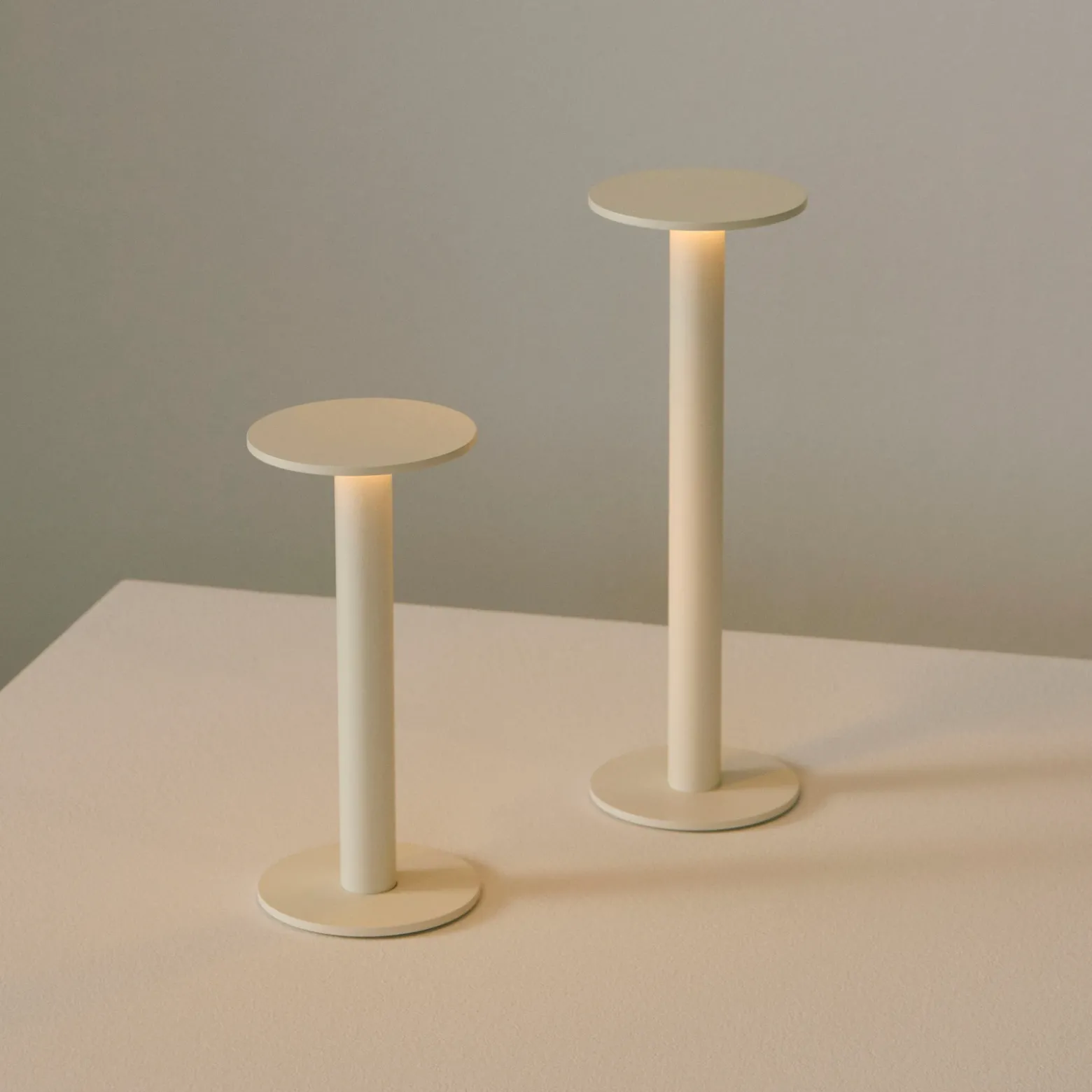 Lámpara de mesa LED recargable HOST PORTABLE de HAY, blanco crema, 30 cm IP44