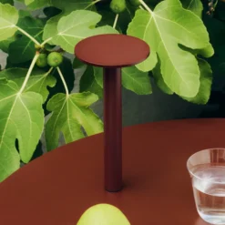 Lámpara de mesa LED recargable HOST PORTABLE de HAY, color rojo óxido, 22 cm,