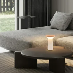 Lámpara de mesa LED recargable Pilia, marrón/gris claro, altura 24 cm, IP44