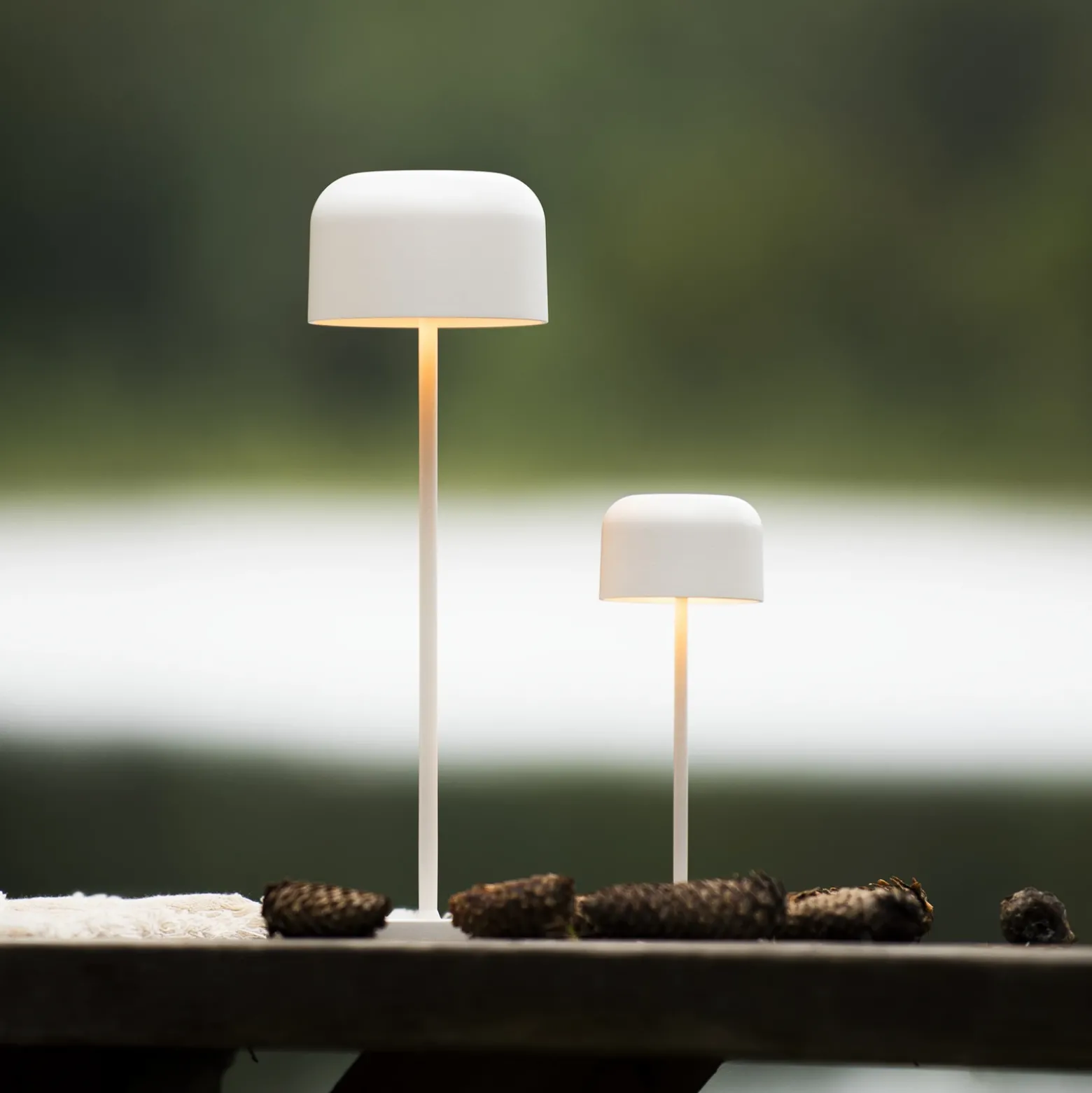 Lámpara de mesa LED recargable Lille, altura 36 cm, blanca, IP54, USB