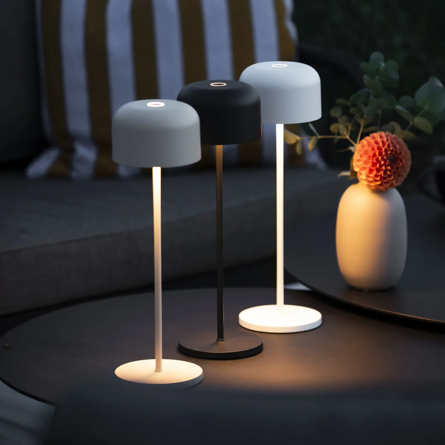 Lámpara de mesa LED recargable Lille, altura 36 cm, blanca, IP54, USB