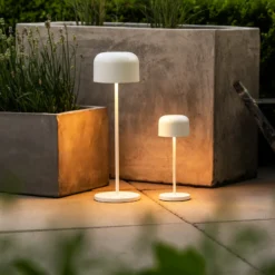 Lámpara de mesa LED recargable Lille, altura 36 cm, blanca, IP54, USB