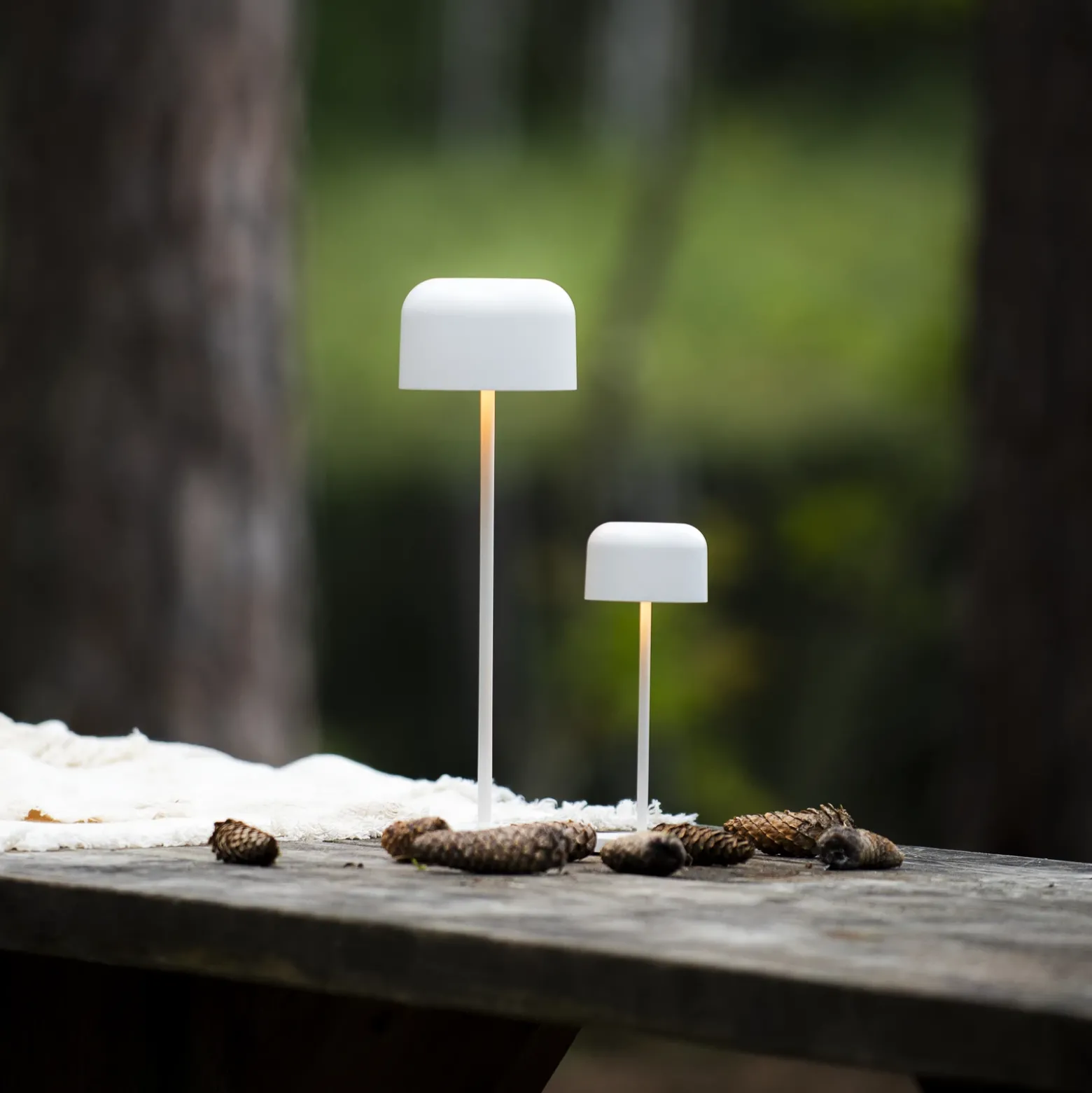 Lámpara de mesa LED recargable Lille, altura 36 cm, blanca, IP54, USB