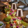 Lámpara de mesa LED recargable Nuindie mini, USB-C, bronce, IP54, atenuable.