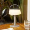 Lámpara de mesa LED solar Lindby Mikkel, beige, atenuable, 7 cm