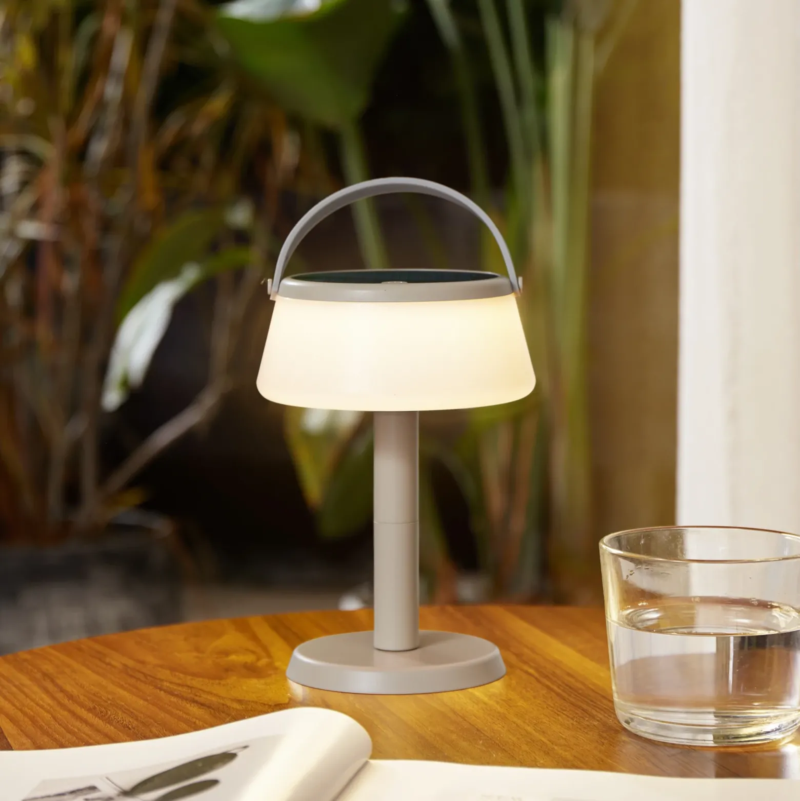 Lámpara de mesa LED solar Lindby Mikkel, beige, atenuable, 7 cm