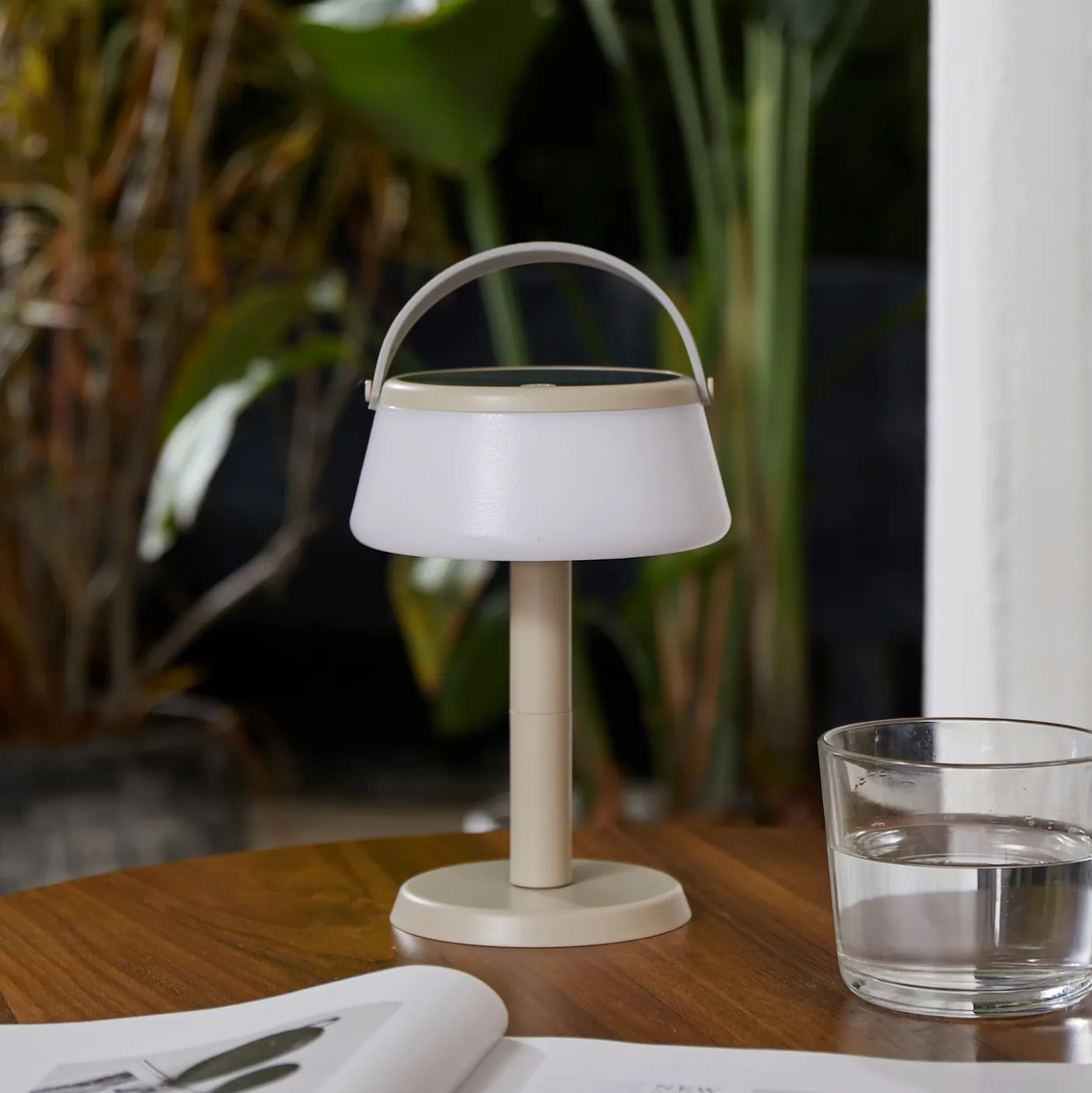 Lámpara de mesa LED solar Lindby Mikkel, beige, atenuable, 7 cm