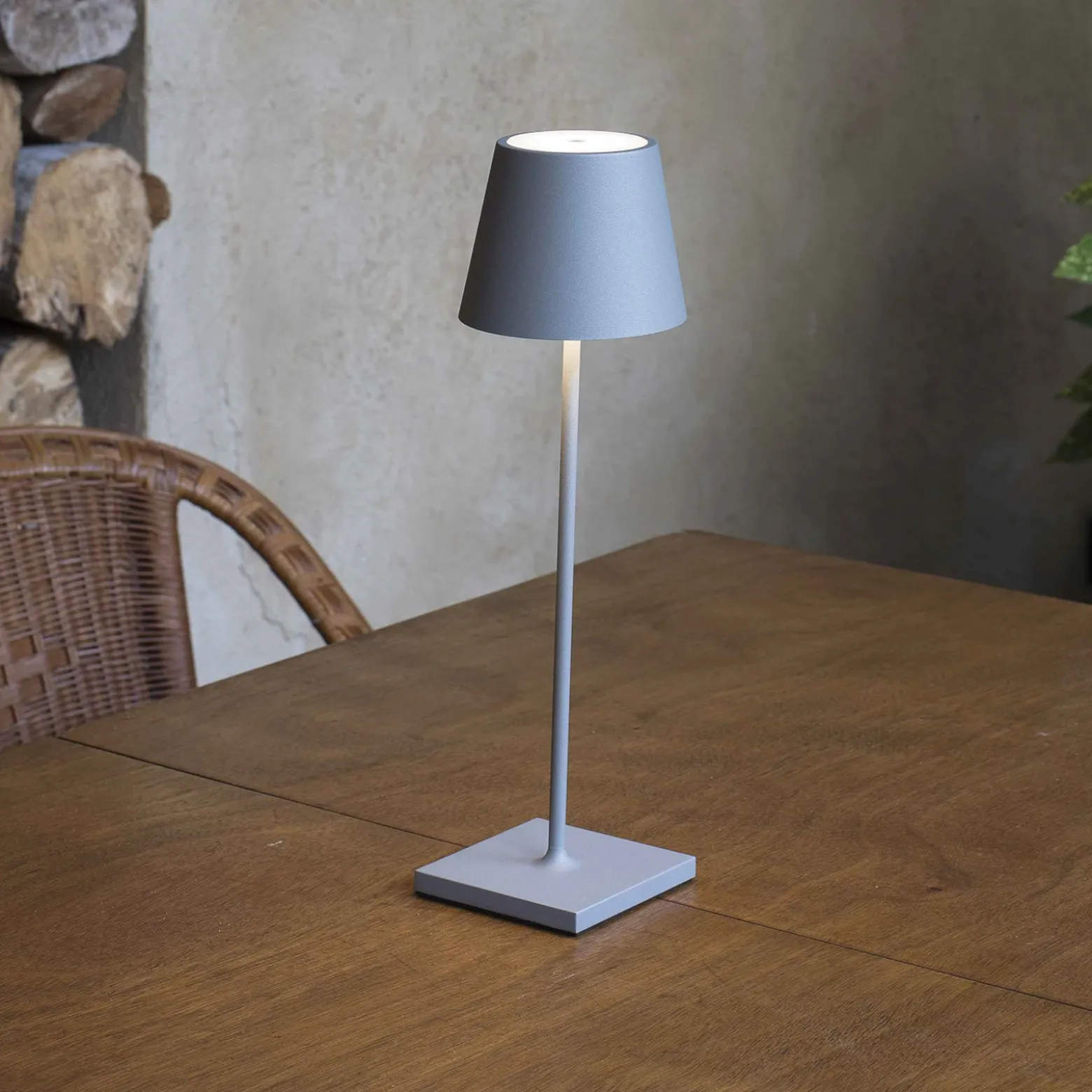 Lámpara de mesa LED Toc con cargador USB IP54 gris