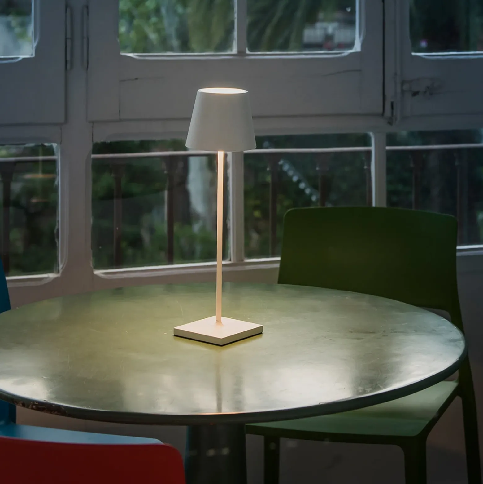 Lámpara de mesa LED Toc USB-Charger, IP54, blanco