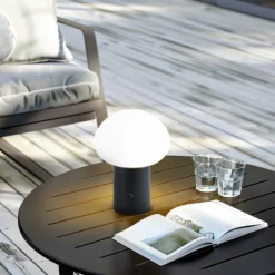 Lámpara de mesa Lindby LED recargable Zelie, negra, aluminio, IP44