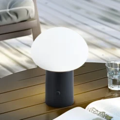 Lámpara de mesa Lindby LED recargable Zelie, negra, aluminio, IP44