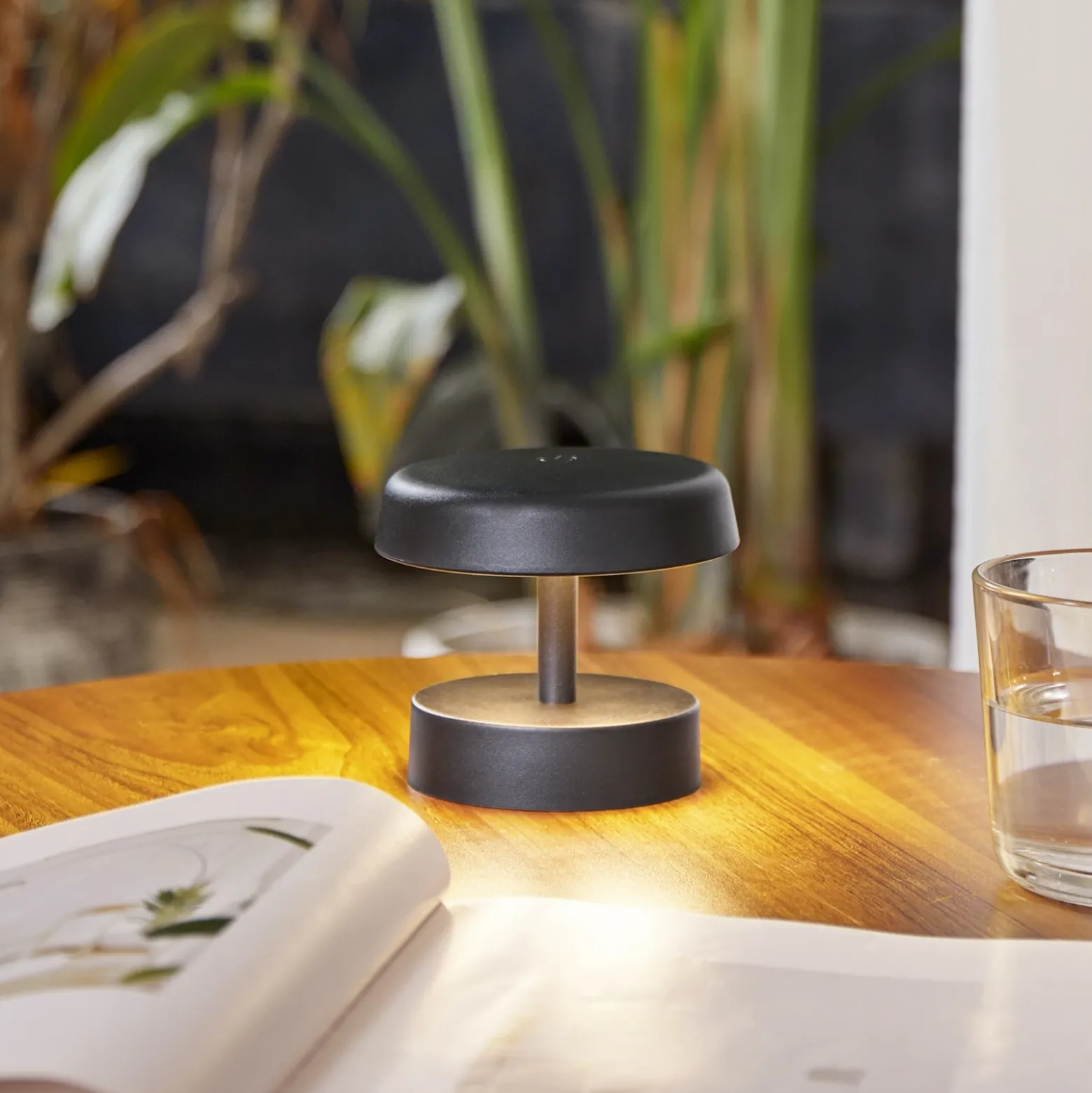 Lámpara de mesa Lindby LED recargable Nalani, 10 cm de altura, IP44, atenuable