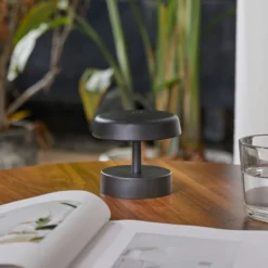 Lámpara de mesa Lindby LED recargable Nalani, 10 cm de altura, IP44, atenuable