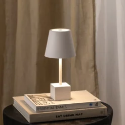 Lámpara de mesa Lindby LED recargable Janea CUBE, blanca, metal