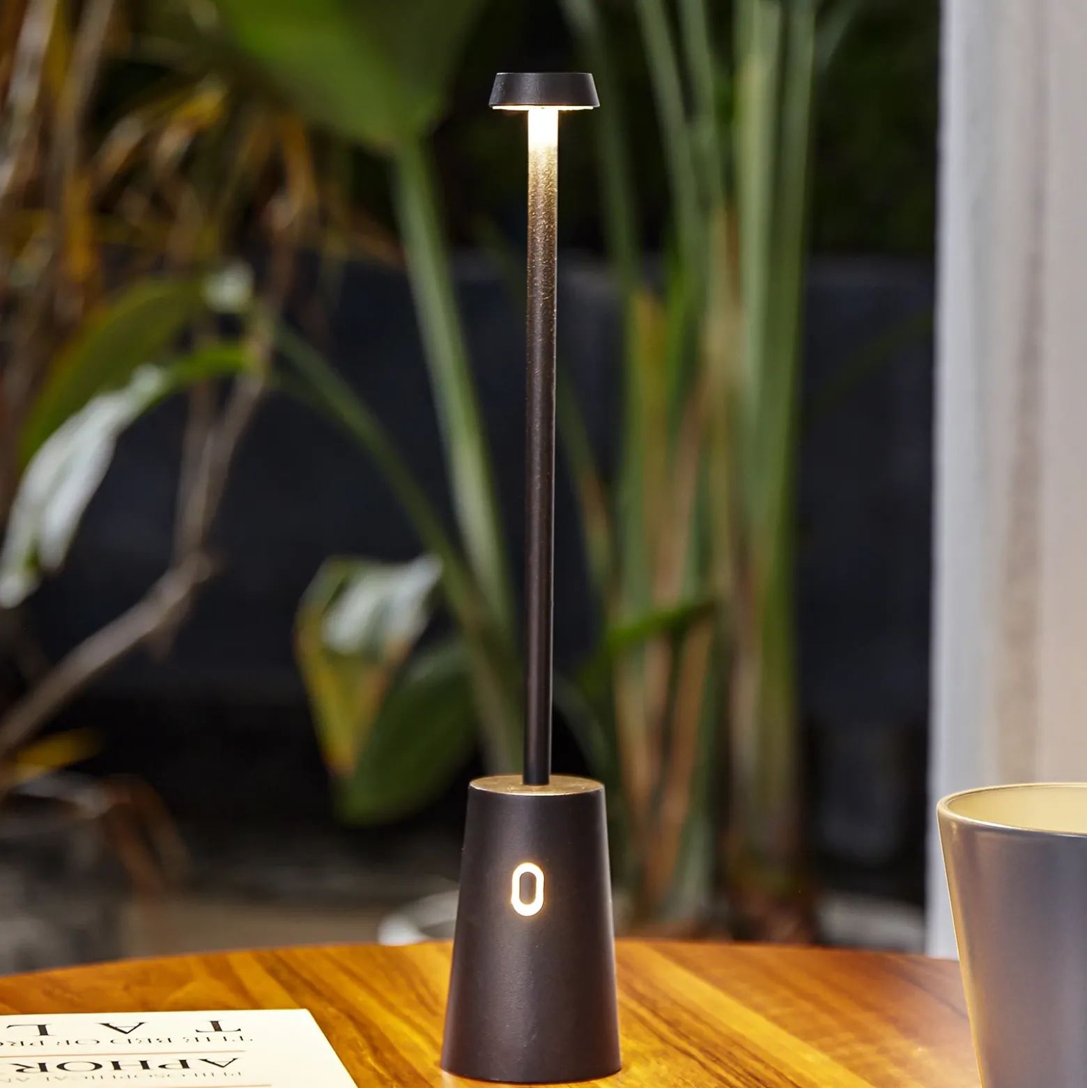 Lámpara de mesa Lindby LED recargable Noelani, altura 30 cm, IP44,