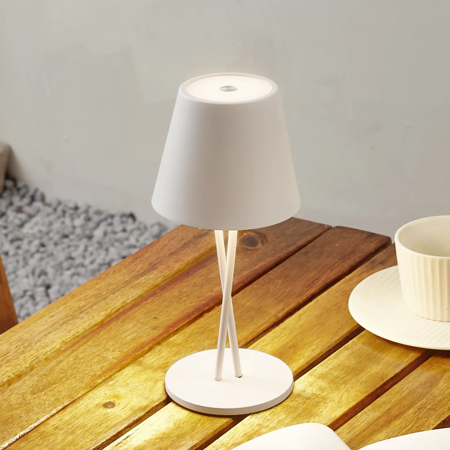 Lámpara de mesa Lindby LED recargable Janea CROSS, blanca, metal
