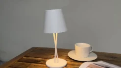 Lámpara de mesa Lindby LED recargable Janea CROSS, blanca, metal