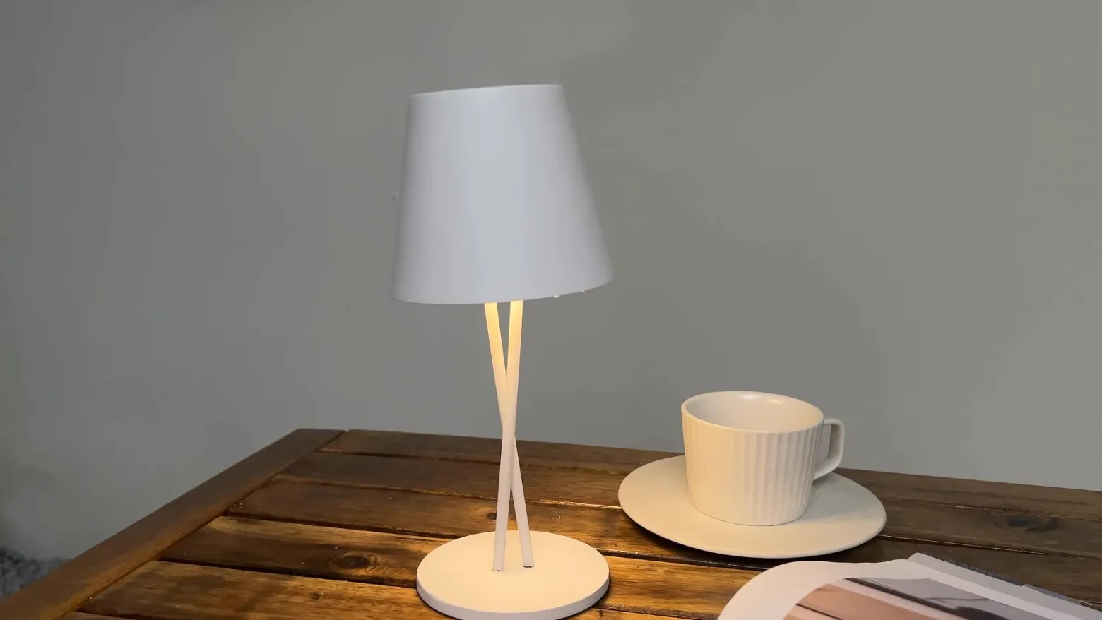 Lámpara de mesa Lindby LED recargable Janea CROSS, blanca, metal